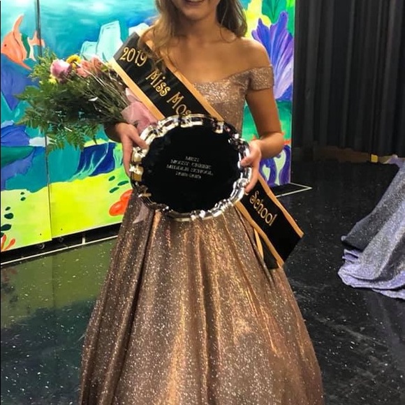 Jovani size 2 gold liquid sequins - Picture 4 of 6